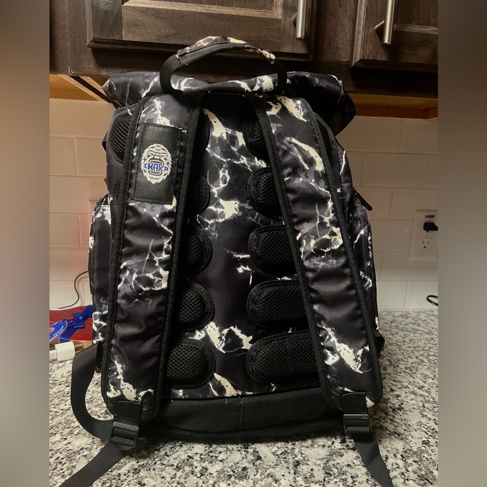Inaka Back pack - Picture 2 of 3
